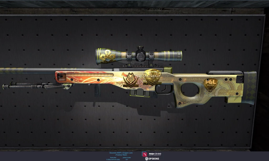 Ten Souvenir AWP Dragon Lore był o tyle wyjątkowy, że ma cyfrową naklejkę z autografem byłego profesjonalnego gracza CS GO,  Tylera “Skadoodle” Lathama