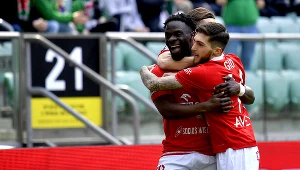 Elvis Manu (z lewej)