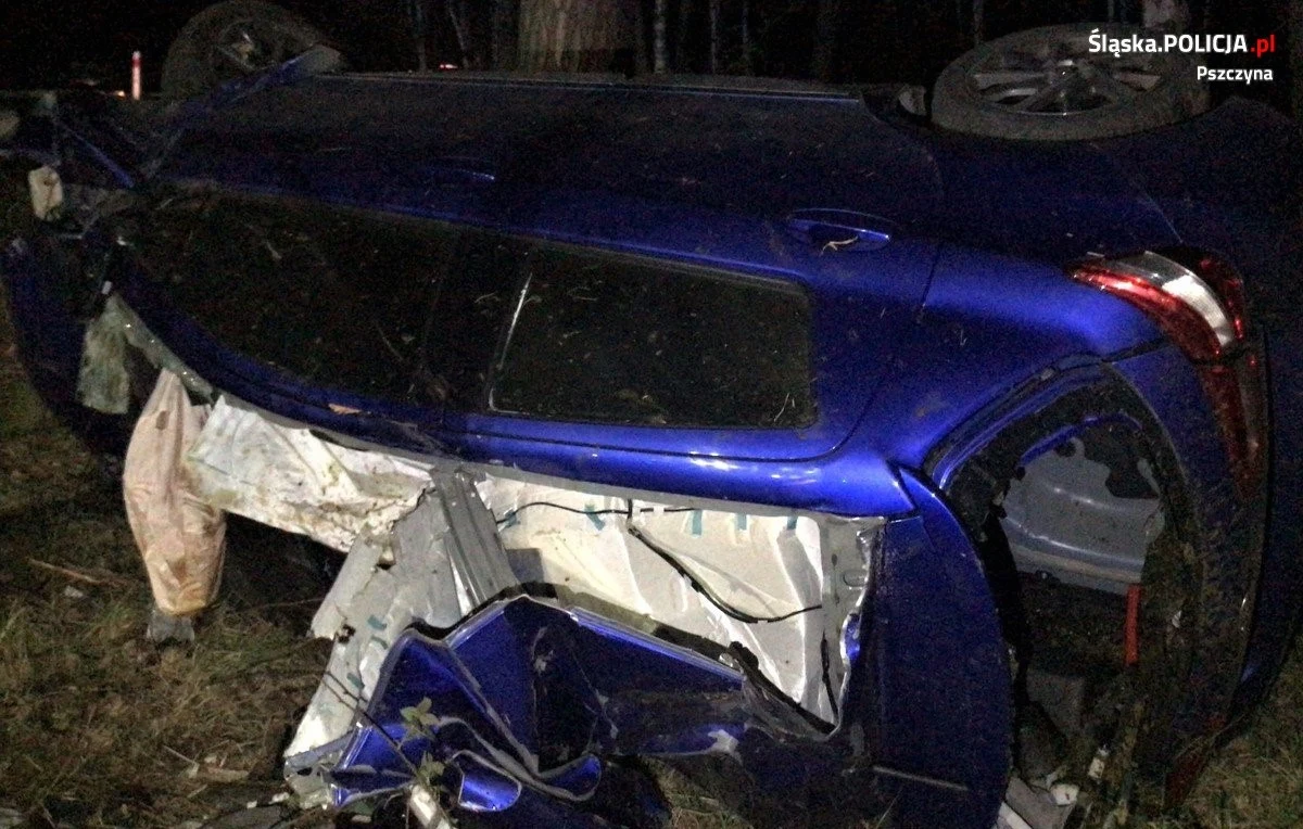 Obrażenia 32-letniej kobiety kierującej Toyotą były na tyle poważne, że do szpitala zabrał ją helikopter Lotniczego Pogotowia Ratunkowego.