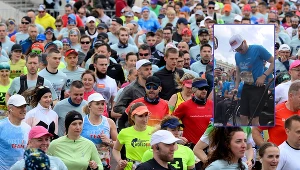 Uczestnicy Wings for Life World Run w Poznaniu. W ramce Lukas Mueller, który w Wiedniu wstał z wózka inwalidzkiego i przebiegł ponad 2 km