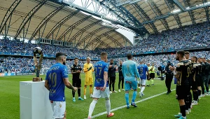 Rok temu Zagłębie Lubin przywitało szpalerem nowego mistrza Polski - Lecha Poznań