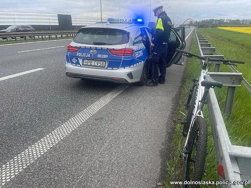 Pijany rowerzysta zatrzymany na autostradzie A4. 55-latek jechał na komunię wnuka