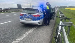 Pijany jechał autostradą na rowerze. Powód powalił policjantów na kolana