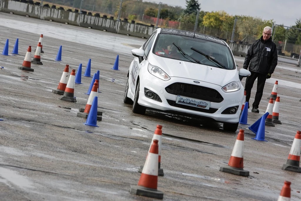 Ford bezpłatnie przeszkoli młodych kierowców w Polsce. Można zapisać się na darmowy kurs