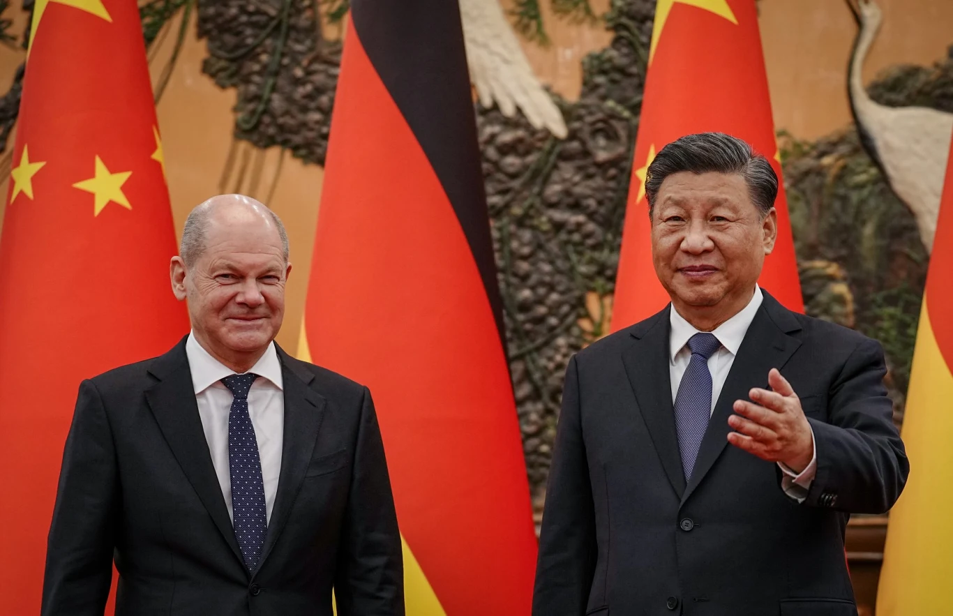 Kanclerz Olaf Scholz w trakcie listopadowego spotkania w Pekinie z przywódcą Chin Xi Jinpingiem