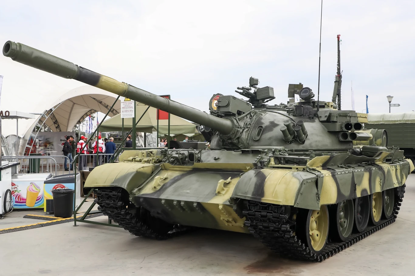 Rosyjski czołg T-55 na wystawie w niemieckim Muzeum Pojazdów i Techniki Rosyjski czołg T-55 na wystawie w niemieckim Muzeum Pojazdów i Techniki