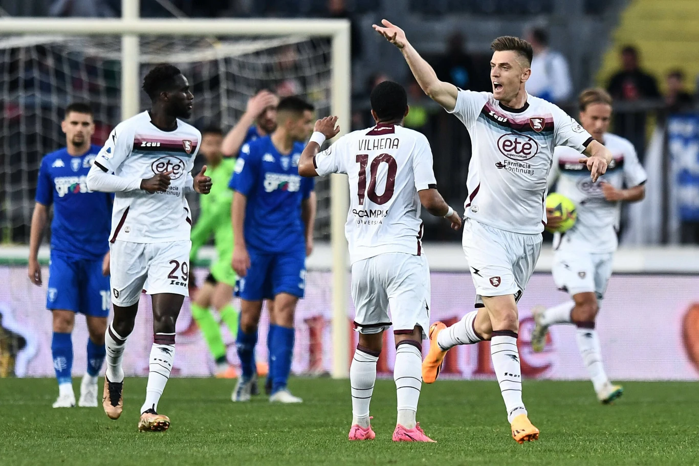 Krzysztof Piątek strzela gola w meczu Empoli z Salernitaną Krzysztof Piątek strzela gola w meczu Empoli z Salernitaną