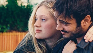 Nadia Tereszkiewicz i Sofiane Bennacer w filmie "Forever Young"