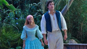 Halle Bailey i Jonah Hauer-King w scenie z "Małej Syrenki"