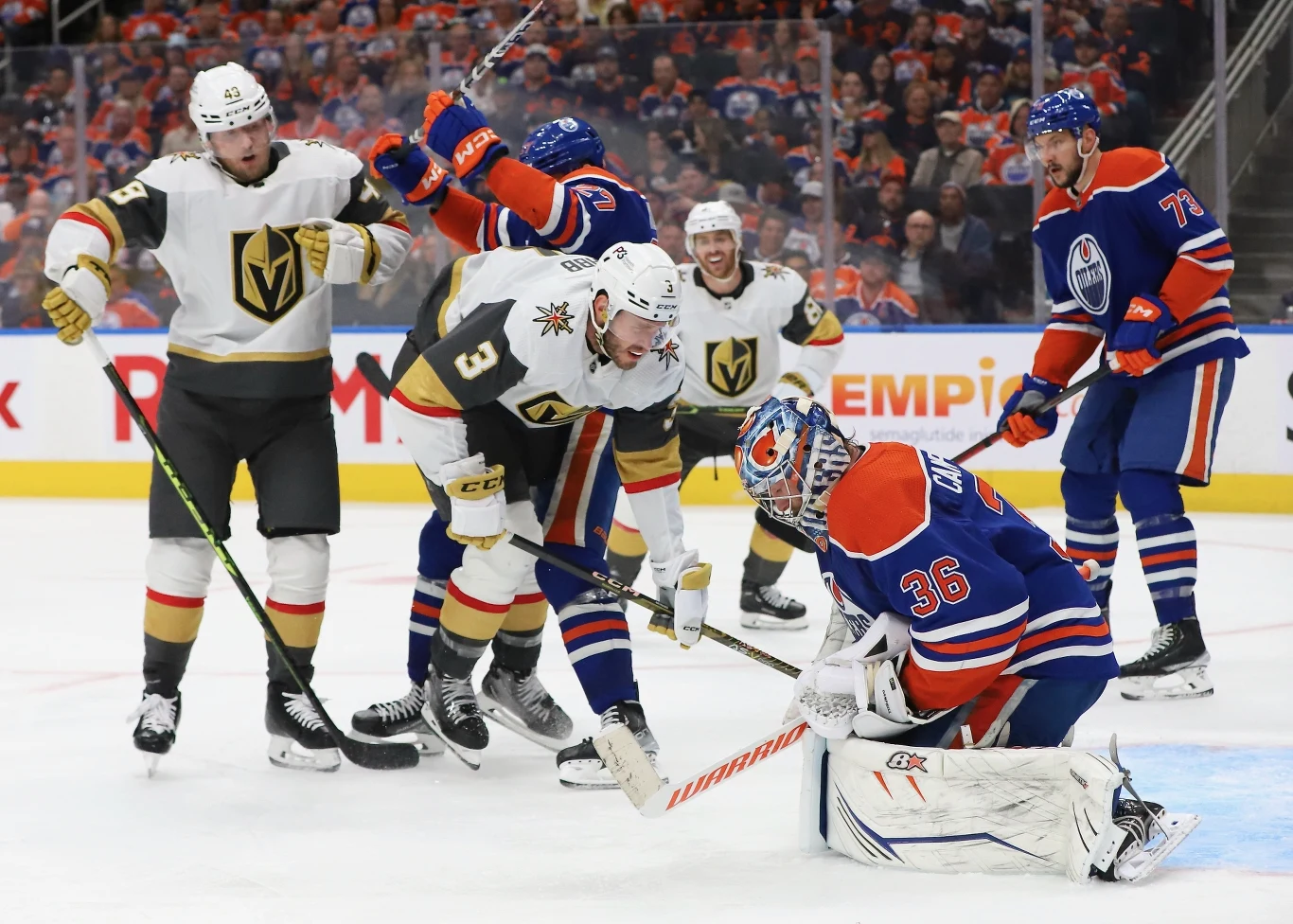 Zamieszanie pod bramką Jacka Campbella z Edmonton Oilers Zamieszanie pod bramką Jacka Campbella z Edmonton Oilers