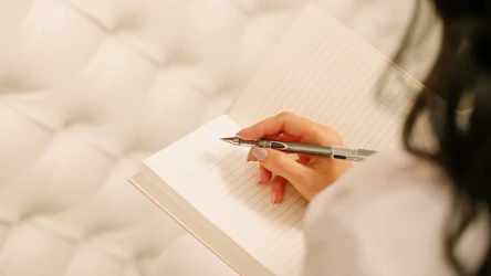 Koreański przesąd mówi o tym, że zapisywanie imion i nazwisk czerwonym długopisem przynosi pecha 