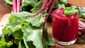 Zajadaj się surową botwinką. Zmiksuj lub wyciśnij z niej sok i stosuj na nadciśnienie, anemię lub robaki