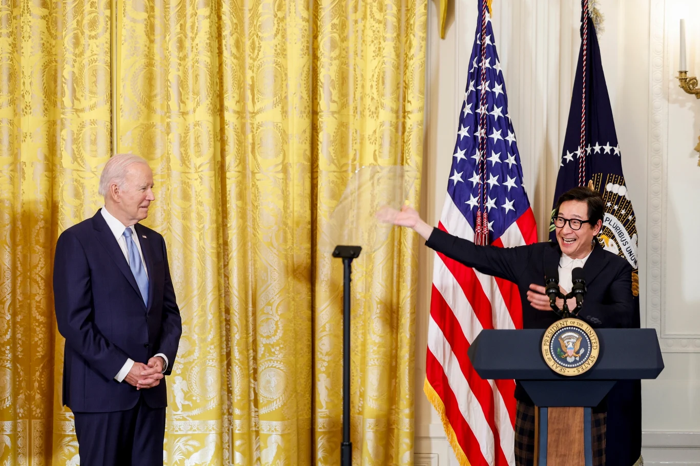 Joe Biden i Ke Huy Quan podczas specjalnego pokazu filmu "Urodzony w Ameryce" Joe Biden i Ke Huy Quan podczas specjalnego pokazu filmu "Urodzony w Ameryce"