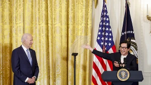 Joe Biden i Ke Huy Quan podczas specjalnego pokazu filmu "Urodzony w Ameryce"