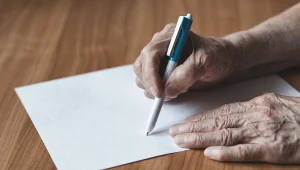 Zaburzenia pisania mogą być sygnałem m.in. choroby Alzheimera, choroby Parkinsona, ale też nadciśnienia czy schizofrenii