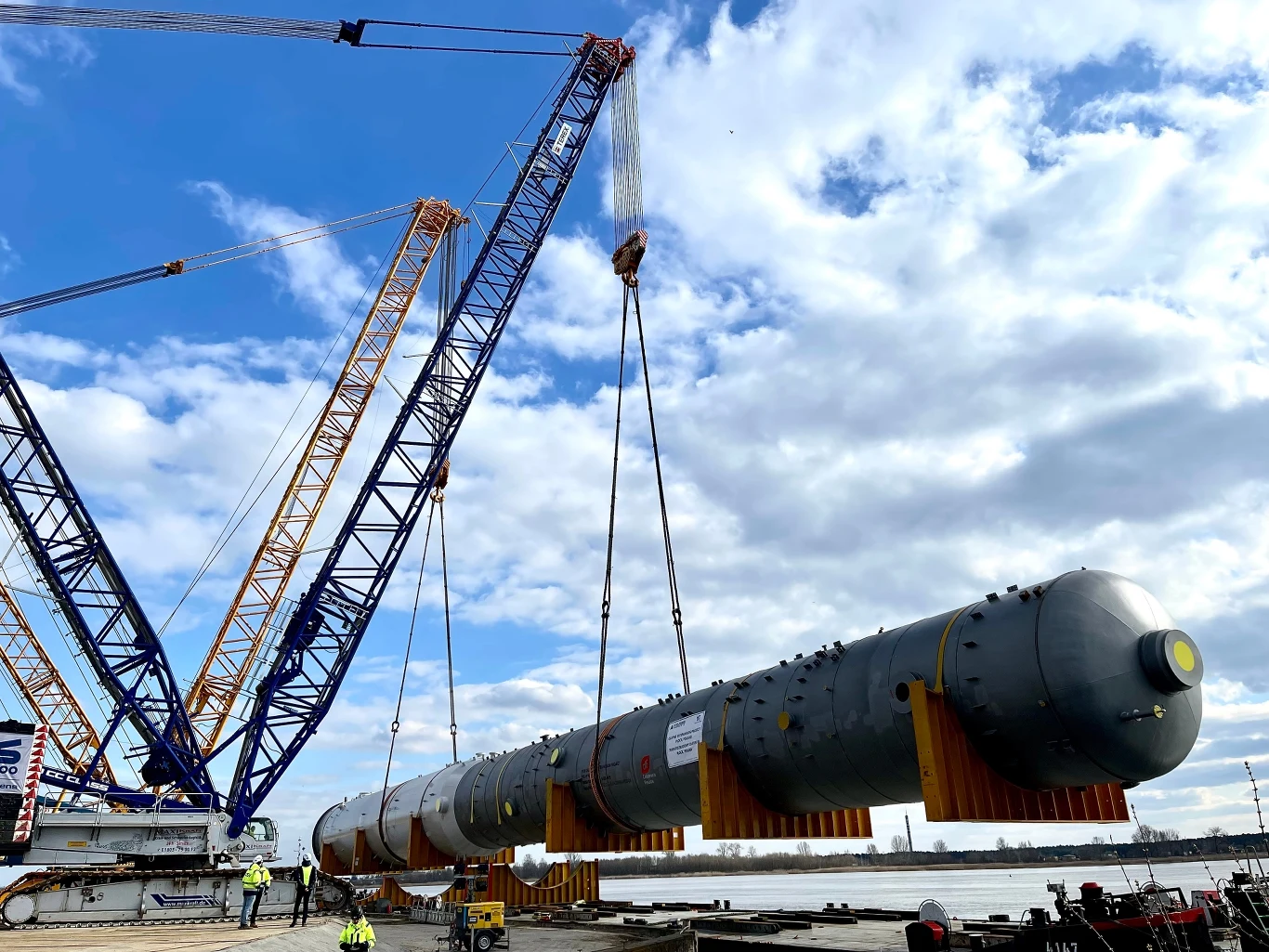 Kolumna petrochemiczna Wash Tower mierzy 100 metrów i waży 850 ton