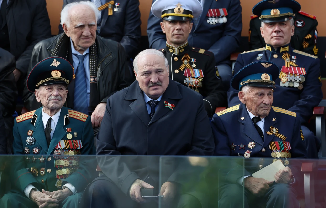 Aleksander Łukaszenka podczas obchodów Dnia Zwycięstwa w Moskwie wyglądał na wyraźnie chorego Aleksander Łukaszenka podczas obchodów Dnia Zwycięstwa w Moskwie wyglądał na wyraźnie chorego