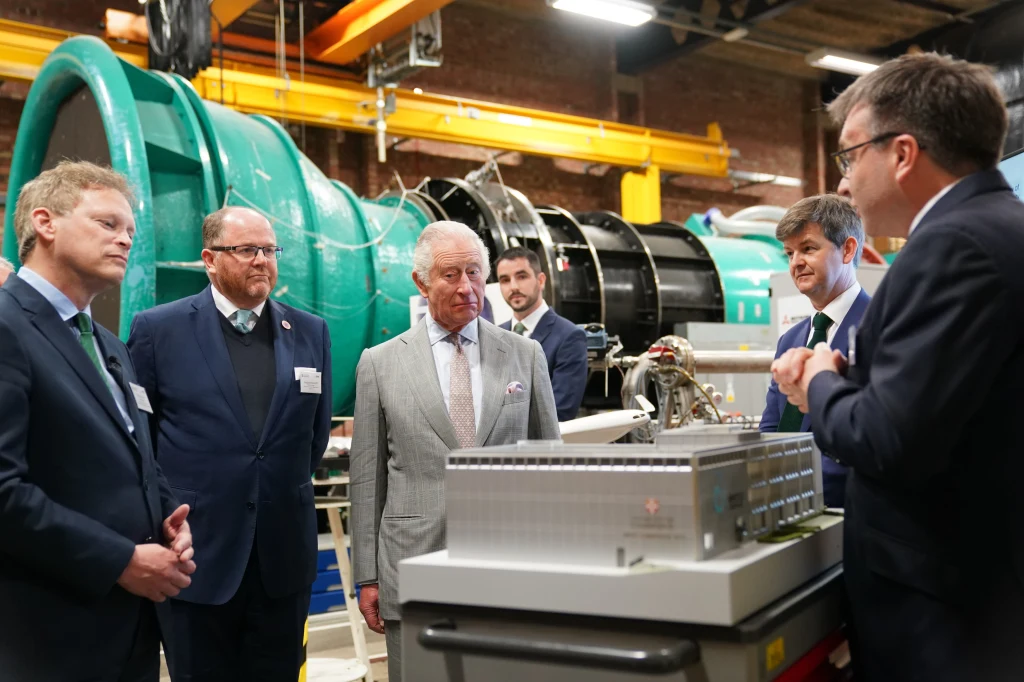 Król Karol III z wizytą w Whittle Laboratory w Cambridge  Król Karol III z wizytą w Whittle Laboratory w Cambridge