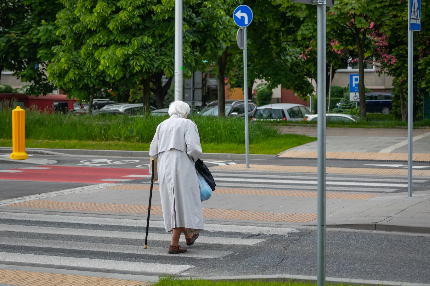 Pieszy wchodzący na wysepkę powinien ponownie upewnić się że kierowcy ustąpią mu pierwszeństwa