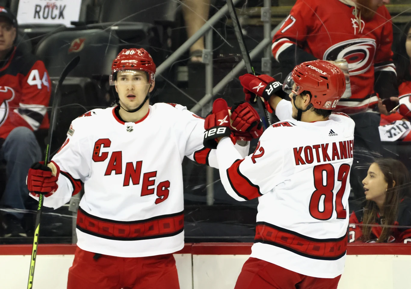 Martin Nečas (z lewej) i Jesperi Kotkaniemi Martin Nečas (z lewej) i Jesperi Kotkaniemi