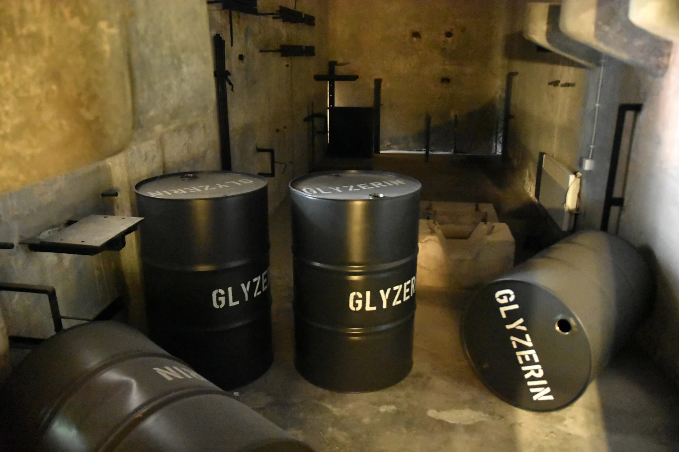 Exploseum powstało na terenie zakładów chemicznych wybudowanych w trakcie II wojny światowej przez III Rzeszę. Exploseum powstało na terenie zakładów chemicznych wybudowanych w trakcie II wojny światowej przez III Rzeszę.