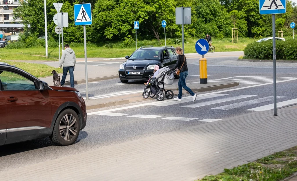 Przejście dla pieszych rozdzielone wysepką, to w rzeczywistości dwa przejścia dla pieszych.