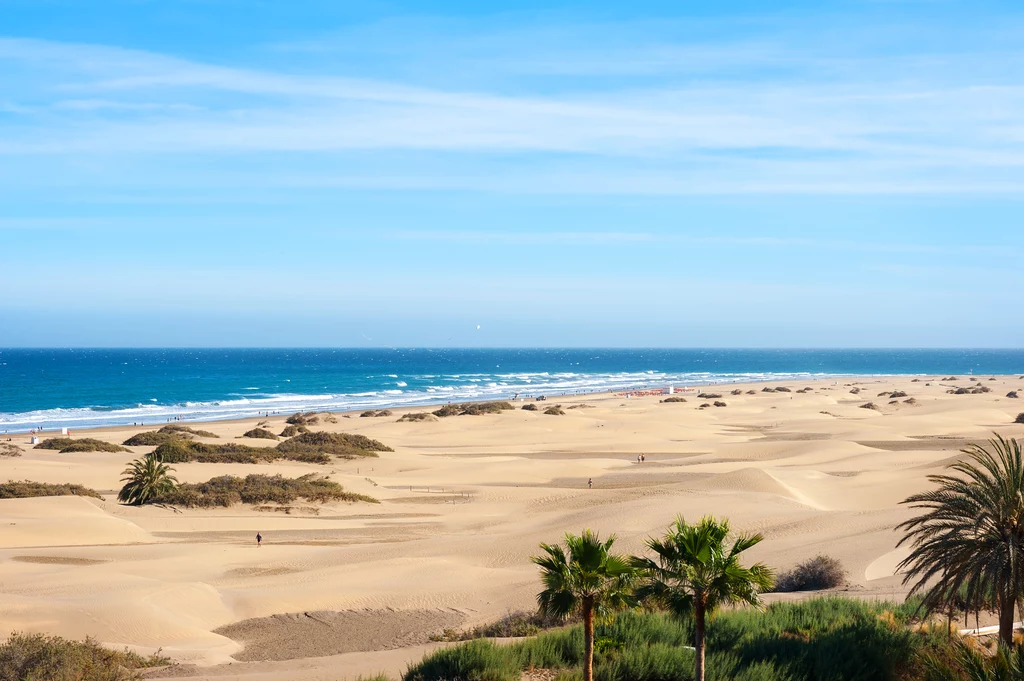 Fuerteventura jest wyspą wulkaniczną, na którą jednocześnie silne wiatry przywiewają piasek z Sahary