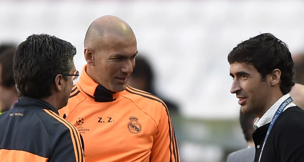 Raul Gonzalez Blanco (pierwszy z prawej) przymierzany jest do pracy w Bundeslidze Raul Gonzalez Blanco (pierwszy z prawej) przymierzany jest do pracy w Bundeslidze