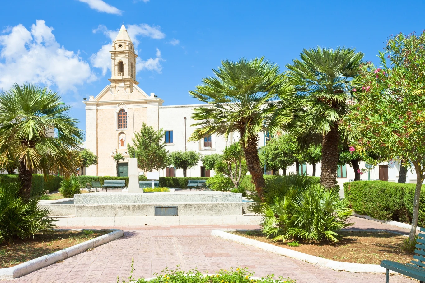 W 2022 roku władze miasta Presicce nowym mieszkańcom oferowały dopłaty w wysokości do 30 tys. euro