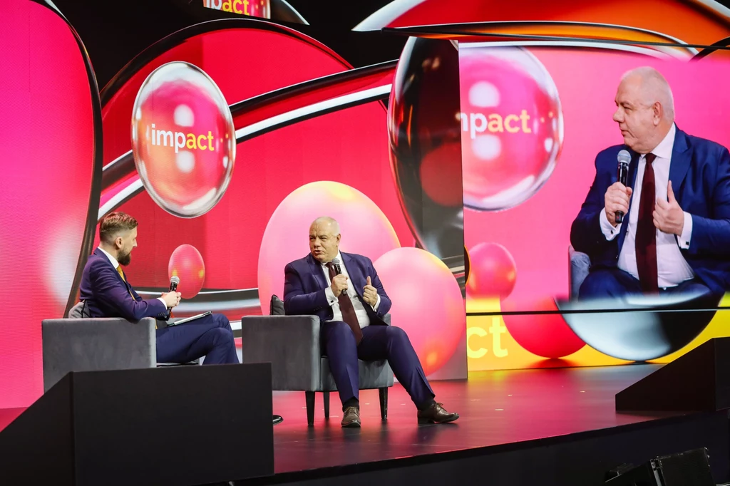 Jacek Sasin (P) podczas rozmowy na kongresie Impact'23 w Poznaniu