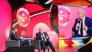 Jacek Sasin (P) podczas rozmowy na kongresie Impact'23 w Poznaniu