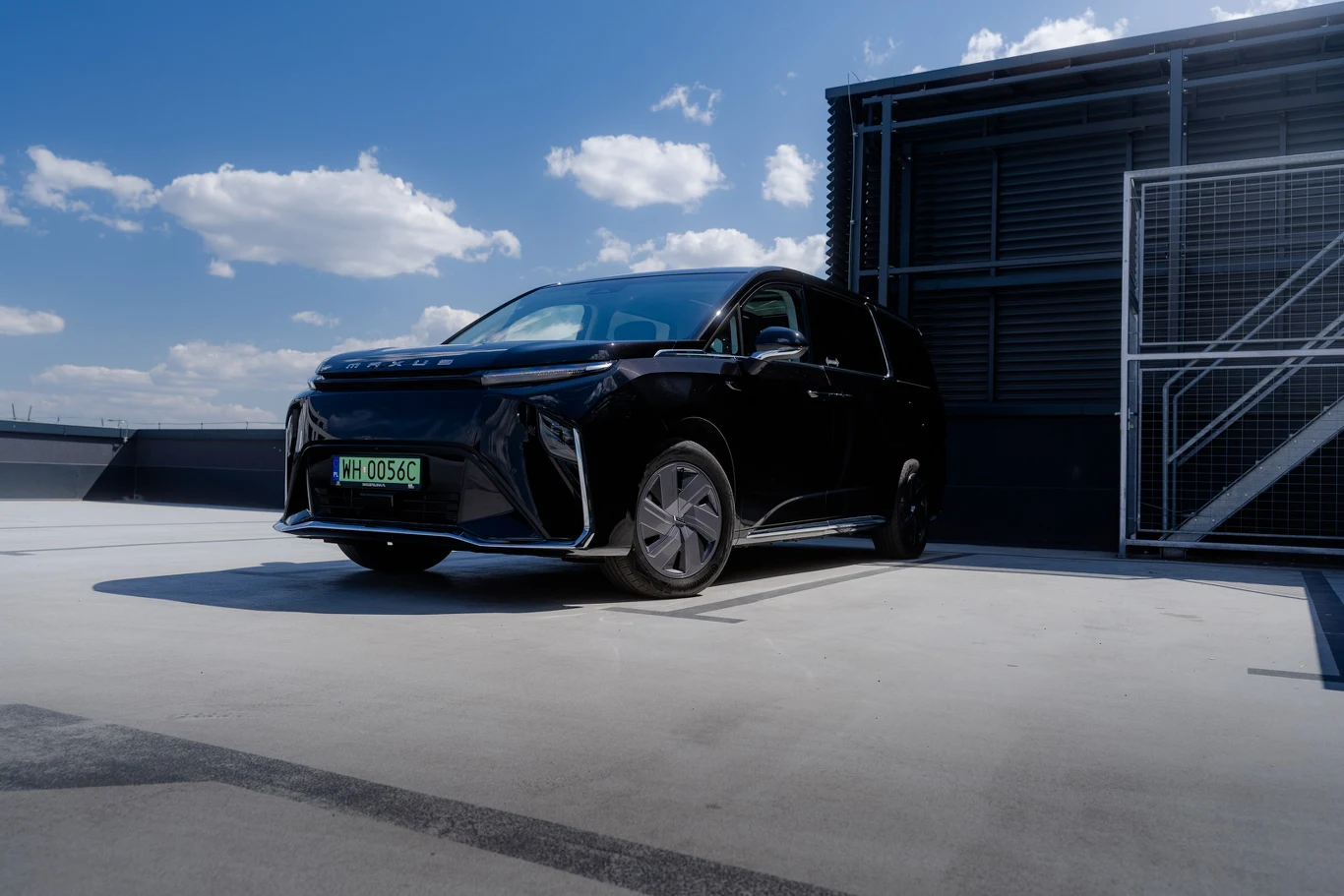 Maxus MIFA 9 to luksusowy van z Chin.