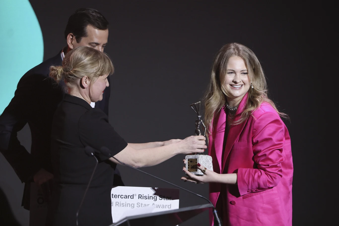 Sonia Szyc odbiera nagrodę na festiwalu Mastercard OFF CAMERA w Krakowie