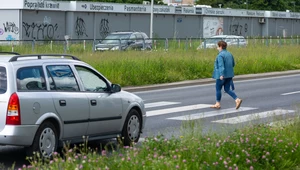 Kiedy można wjechać na przejście? Czy pieszy musi najpierw zejść na chodnik?