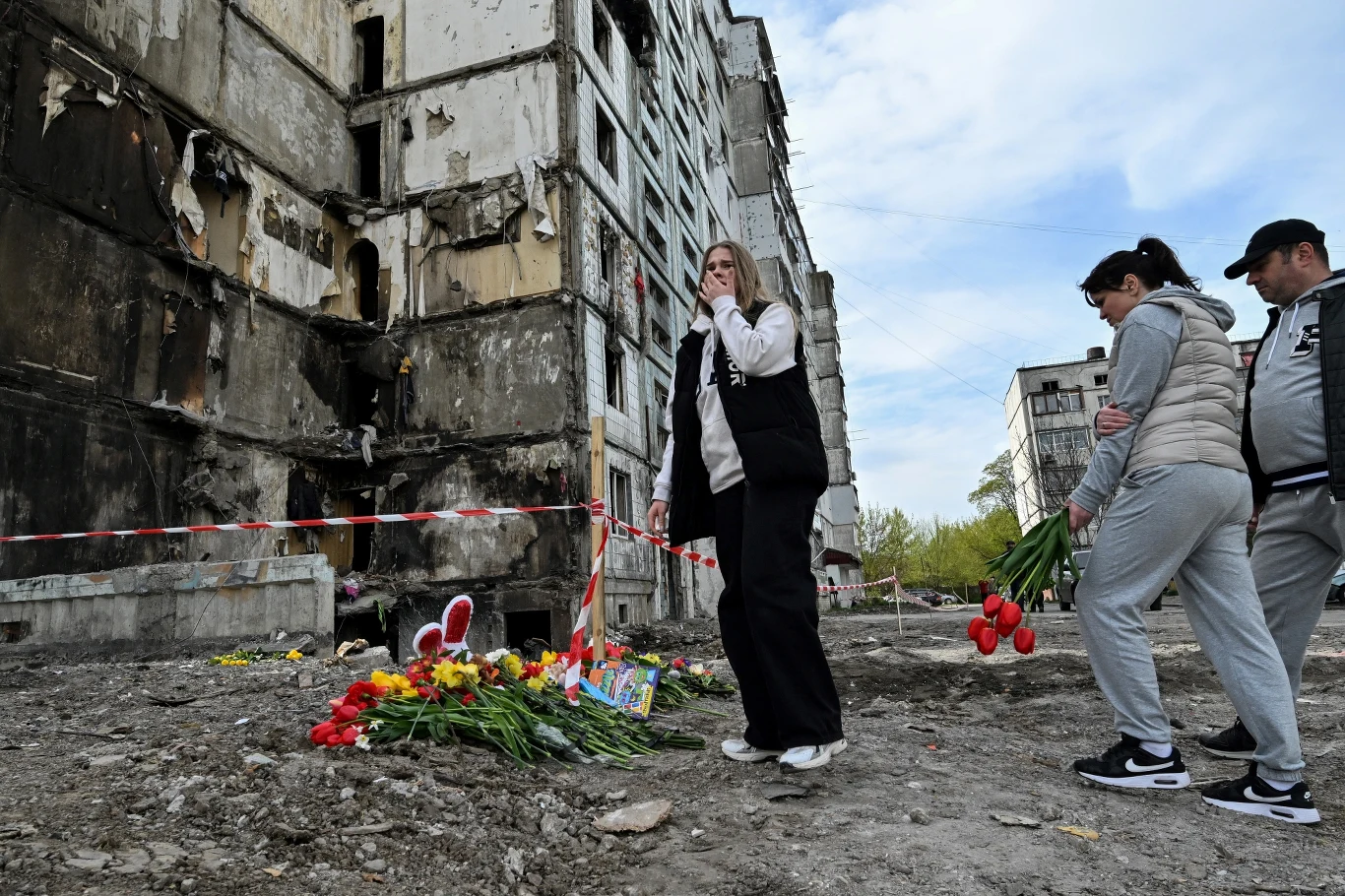 Humań, kwiecień 2023. Blok zniszczony w rosyjskich ostrzale. Zginęły 23 osoby, w tym dziecko