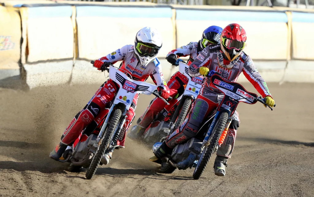 Gracjan Szostak w kasku czerwonym.