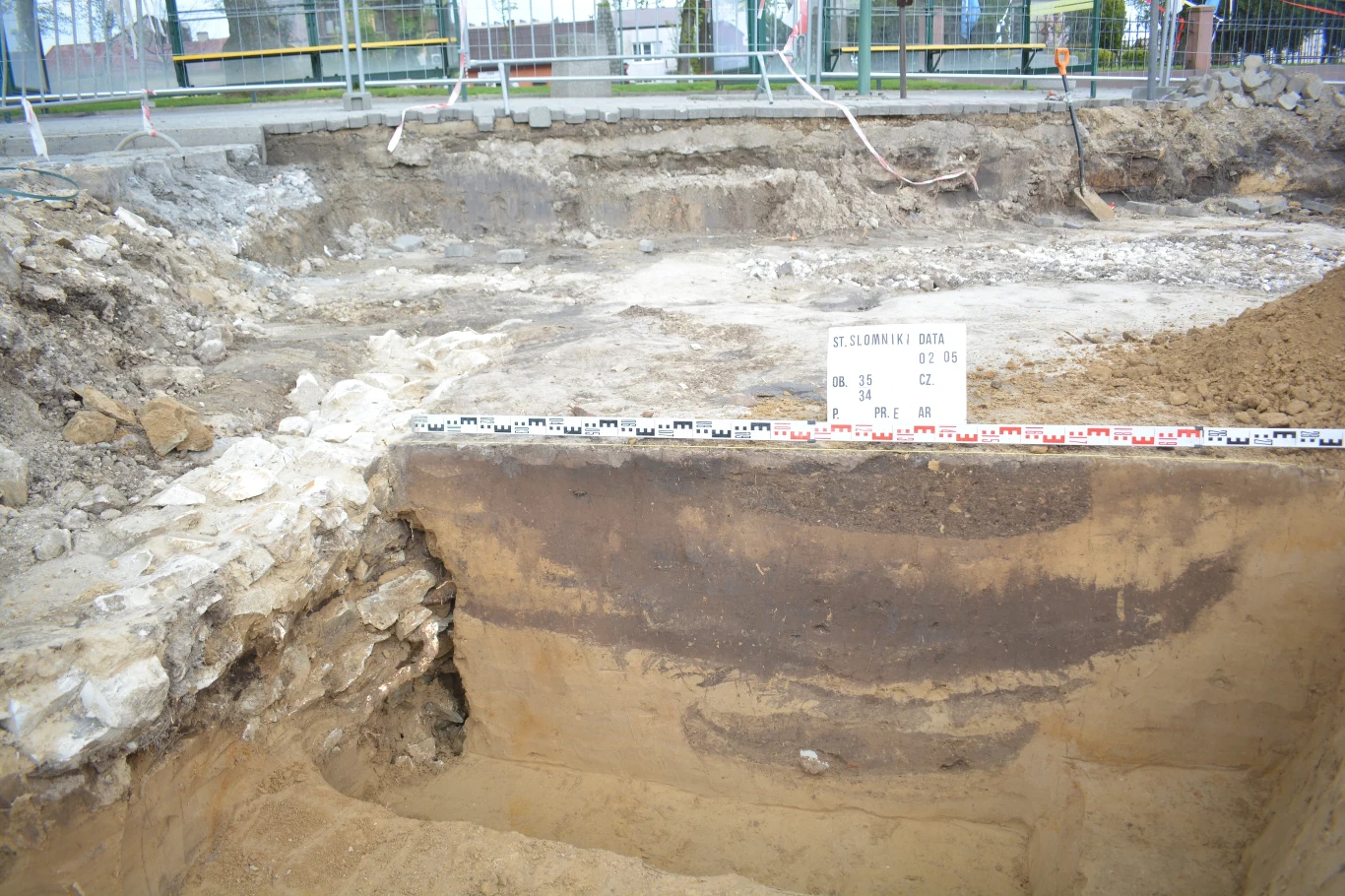 Podczas rewitalizacji rynku w Słomnikach archeolodzy trafili na nietypowe znalezisko Podczas rewitalizacji rynku w Słomnikach archeolodzy trafili na nietypowe znalezisko