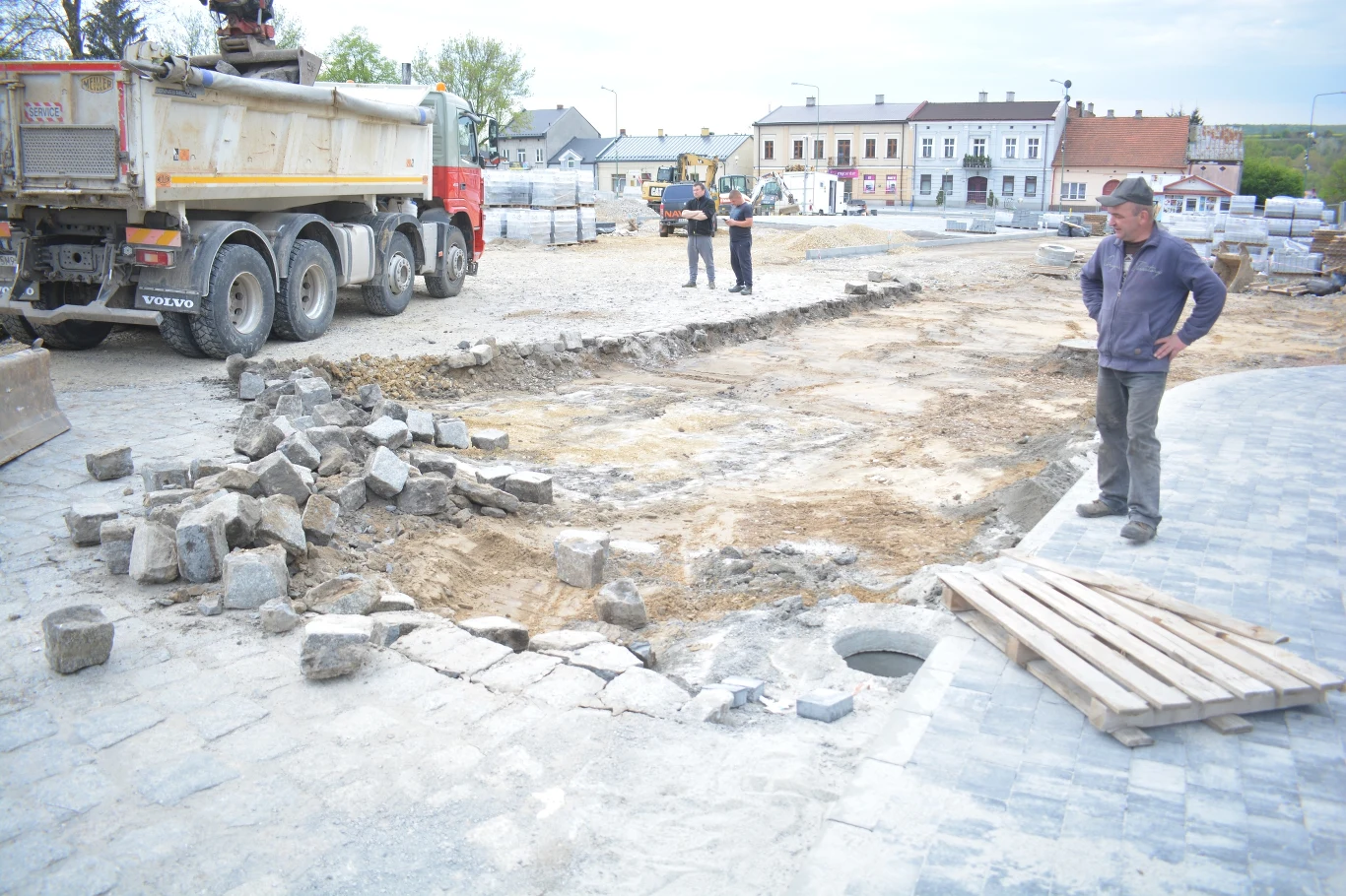 Prace nad rewitalizacją rynku w Słomnikach nadal trwają. Kto wie, co jeszcze uda się archeologom odkryć? Prace nad rewitalizacją rynku w Słomnikach nadal trwają. Kto wie, co jeszcze uda się archeologom odkryć?