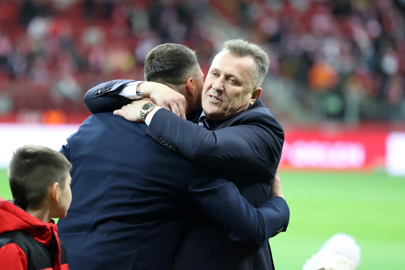 Marcin Oleksy w objęciach prezesa PZPN Cezarego Kuleszy