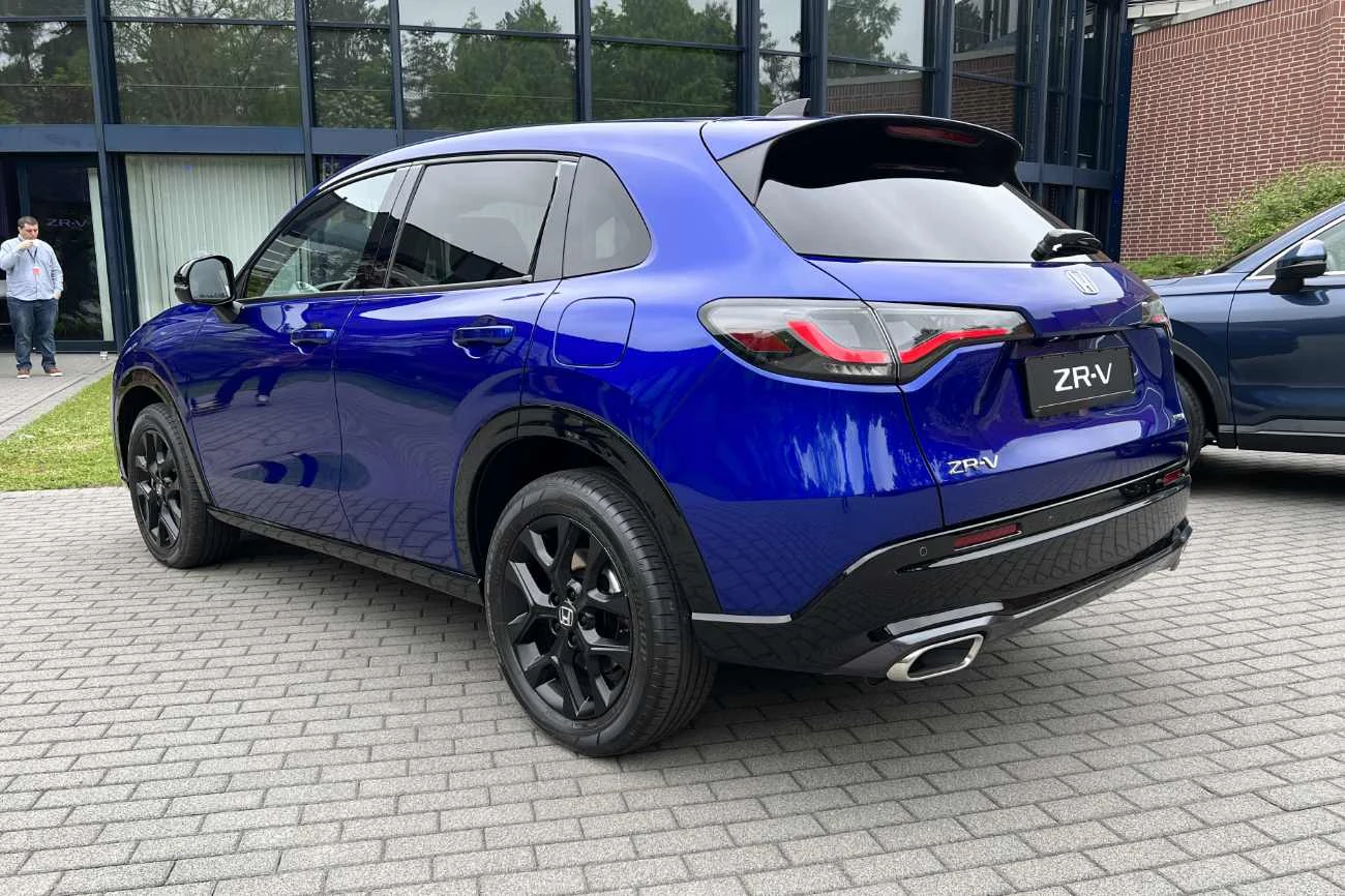 W hybrydowym modelu zaskakuje uwidocznianie końcówek układu wydechowego