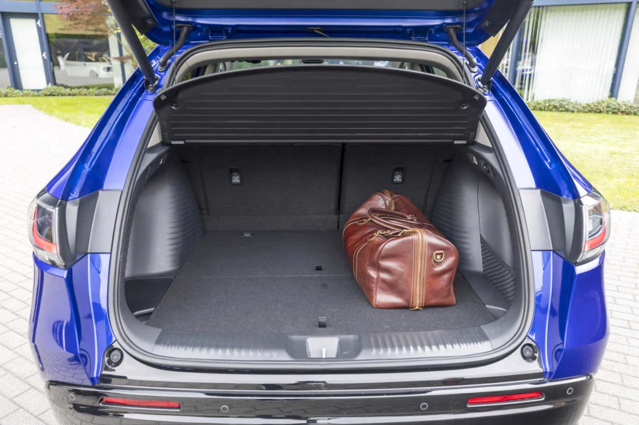 Podłoga bagażnika znajduje się na tym samym poziomie co próg załadunkowy