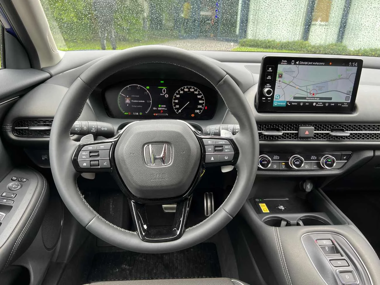 Stanowisko pracy kierowcy do złudzenia przypomina to z modelu Civic