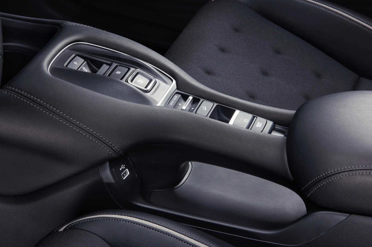 W tunelu środkowym znajduje się dodatkowe miejsce do np. odłożenia portfela czy telefonu