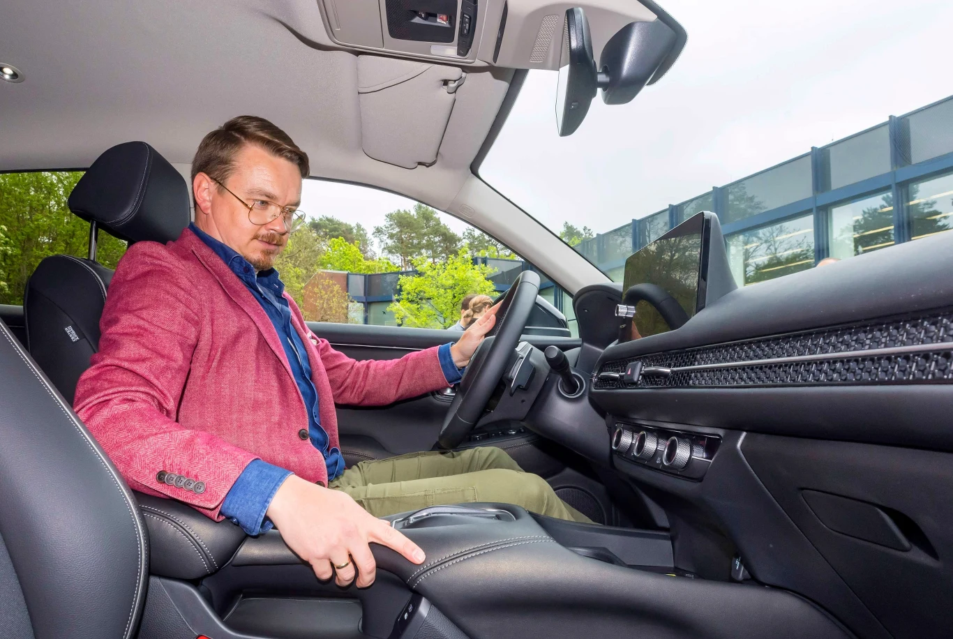 W kabinie ZR-V można usiąść niemal tak samo nisko jak w Civicu