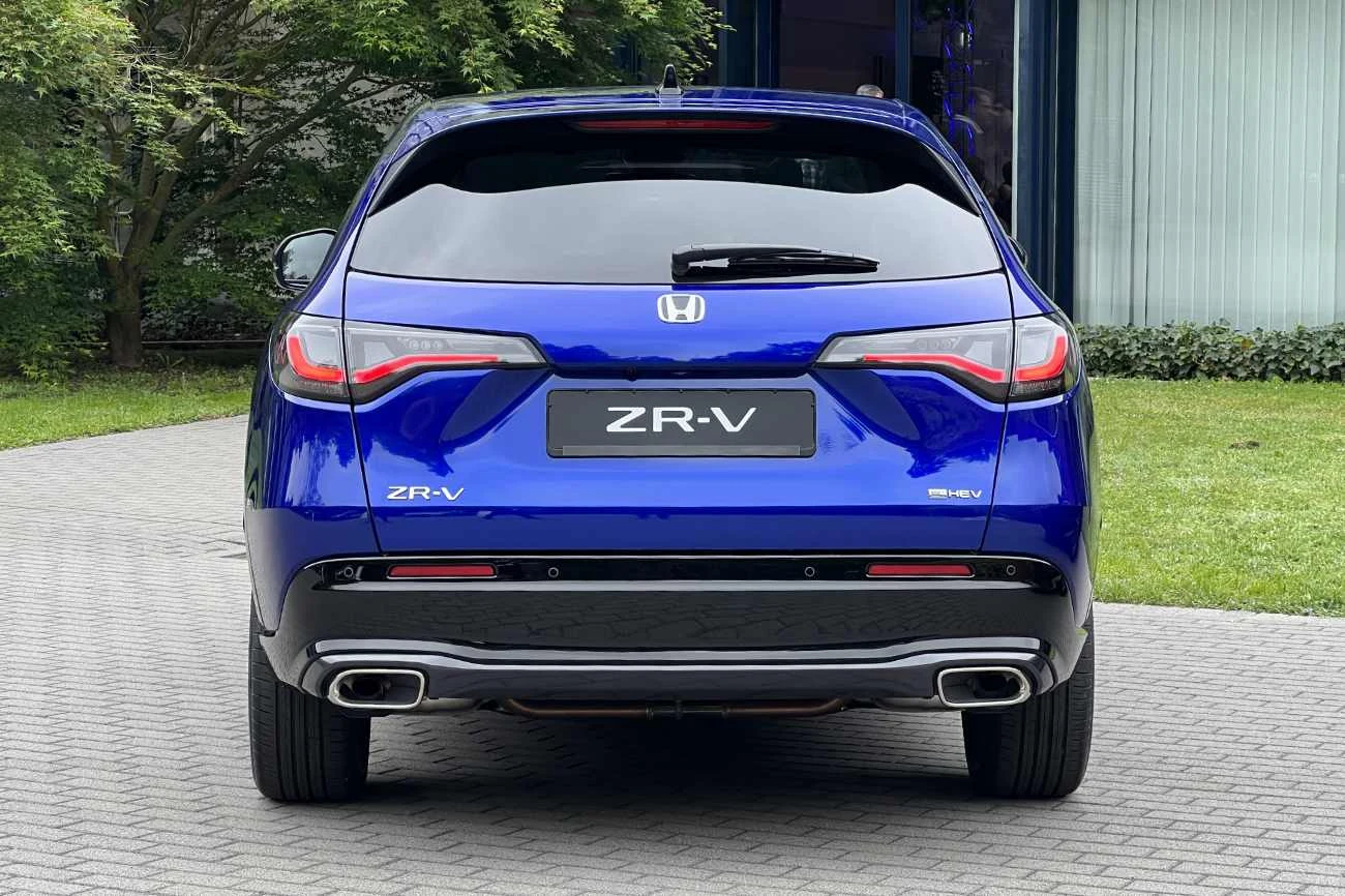 Niektórzy twierdzą, że z tyłu ZR-V przypomina Corollę kombi