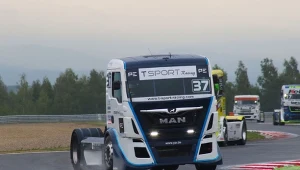 Ciężarówka biorąca udział w wyścigu