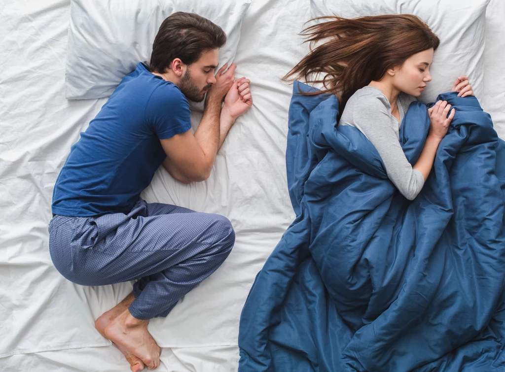 Wiele kobiet podbiera kołdrę partnerom w trakcie snu. I wcale nie musi to oznacza, że są egoistkami