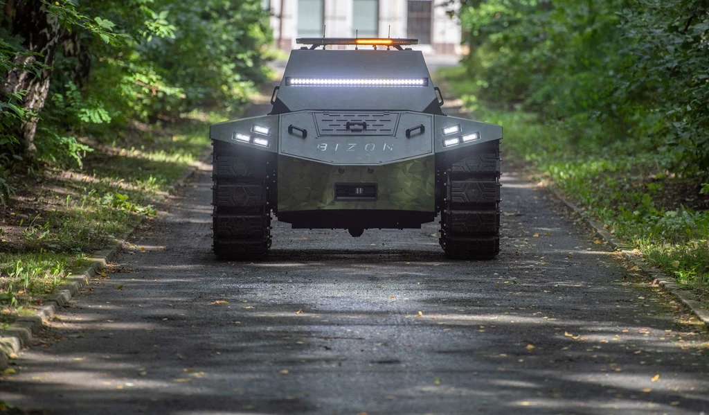 BIZON jest autonomicznym pojazdem z napędem elektrycznym.