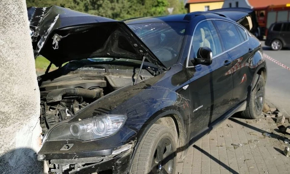 32-latek rozbił ukradzione chwilę wcześniej BMW, a następnie uciekł z miejsca zdarzenia.