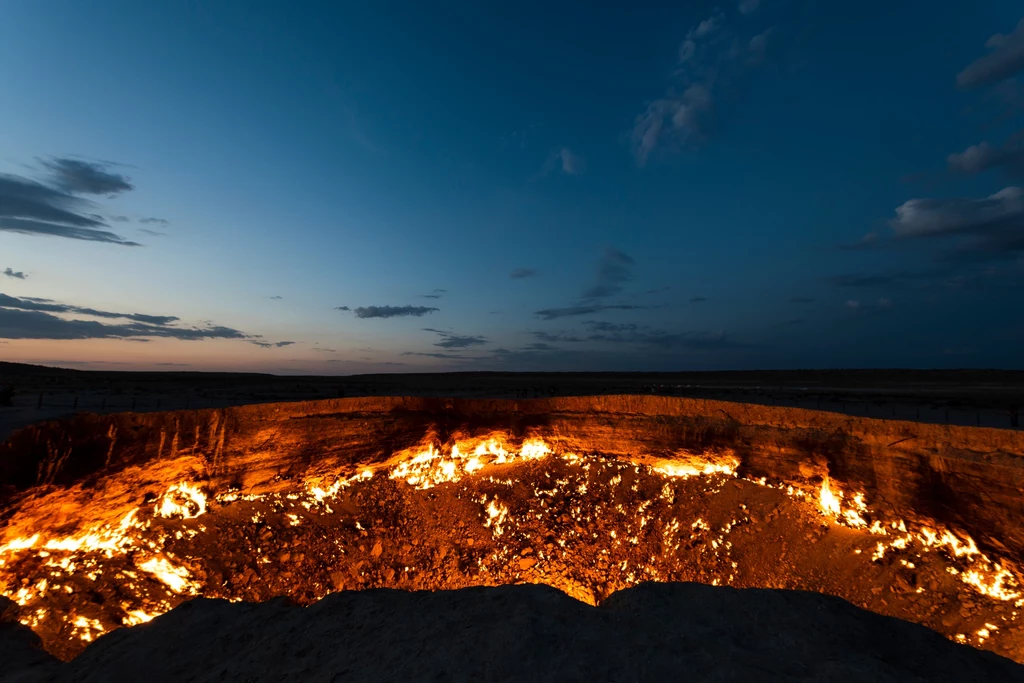 Pożar krateru gazowego Darwaza na pustyni Karakum w Turkmenistanie